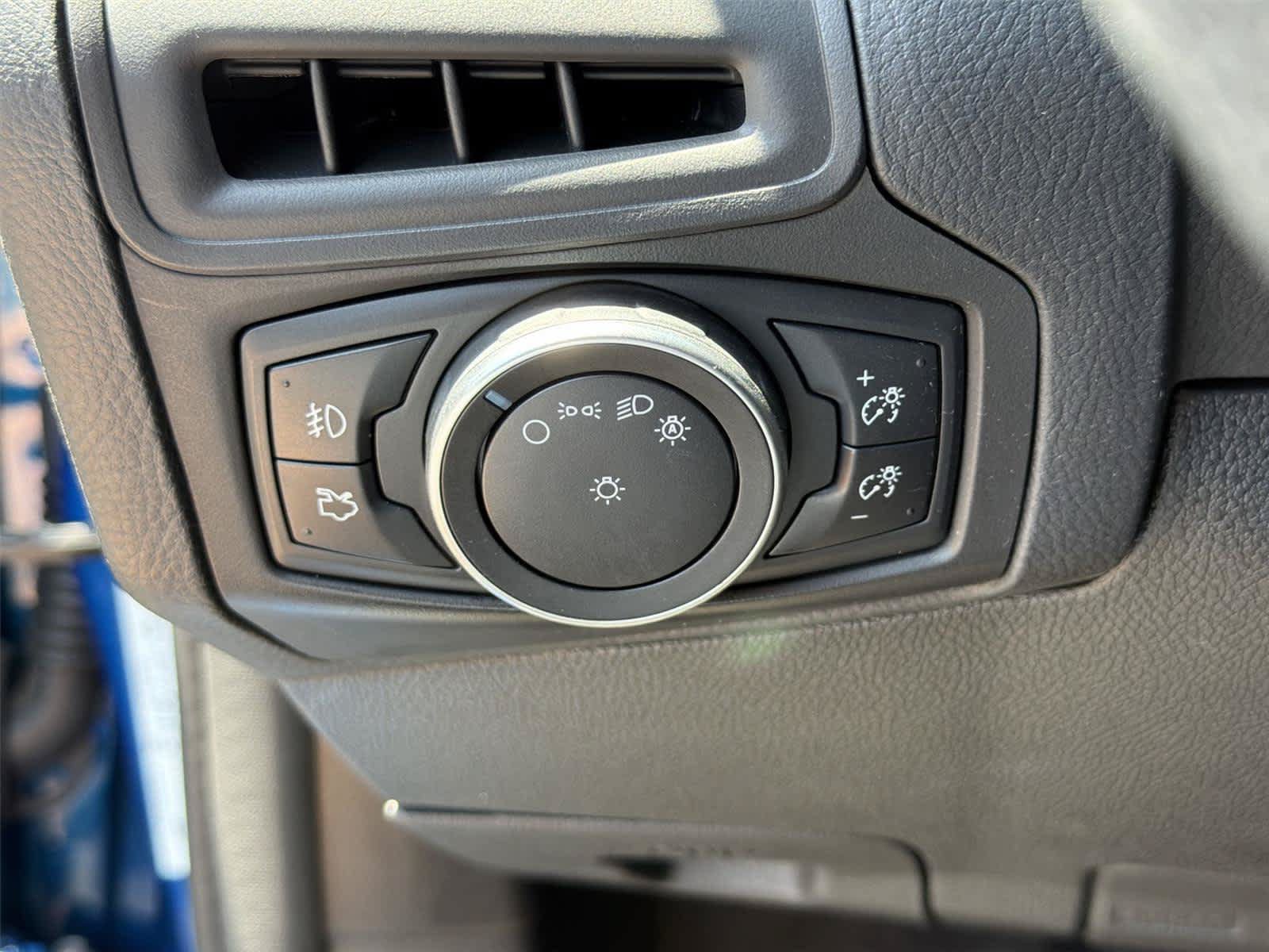 Used 2018 Ford Focus SE w/ SE Appearance Package FWD image 37