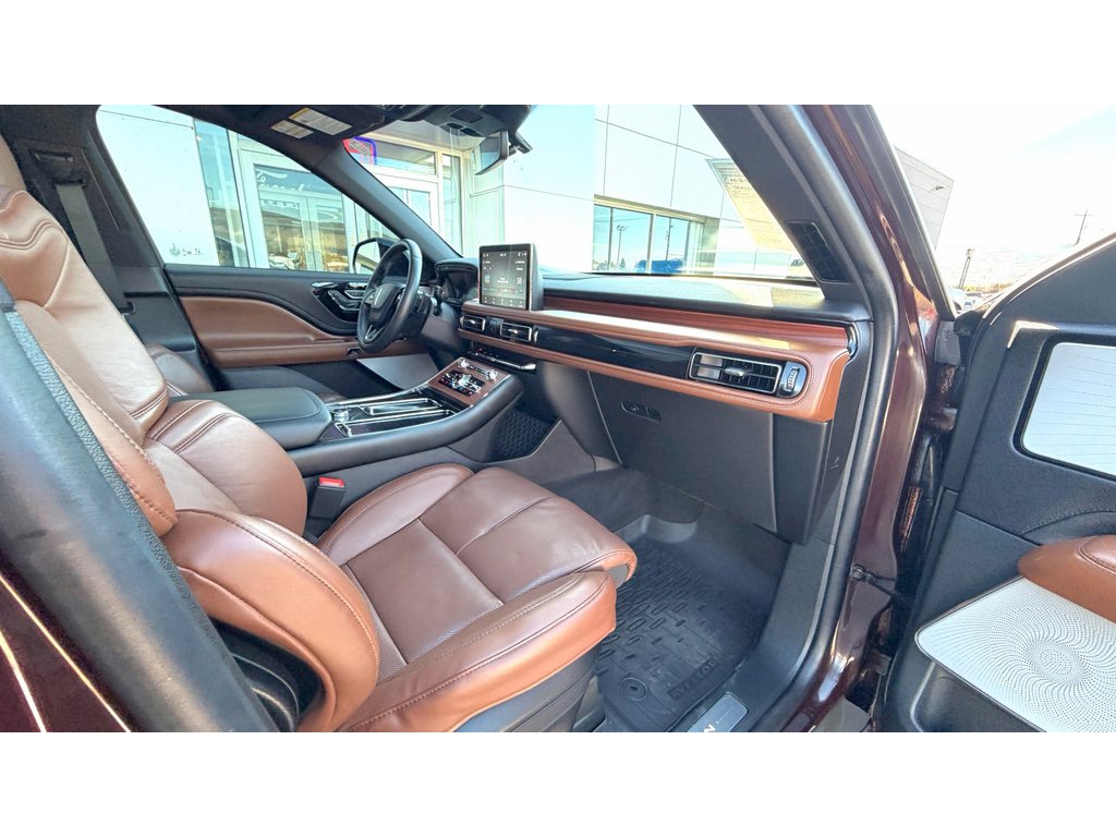 Used 2023 Lincoln Aviator Reserve w/ Equipment Group 201A image 9