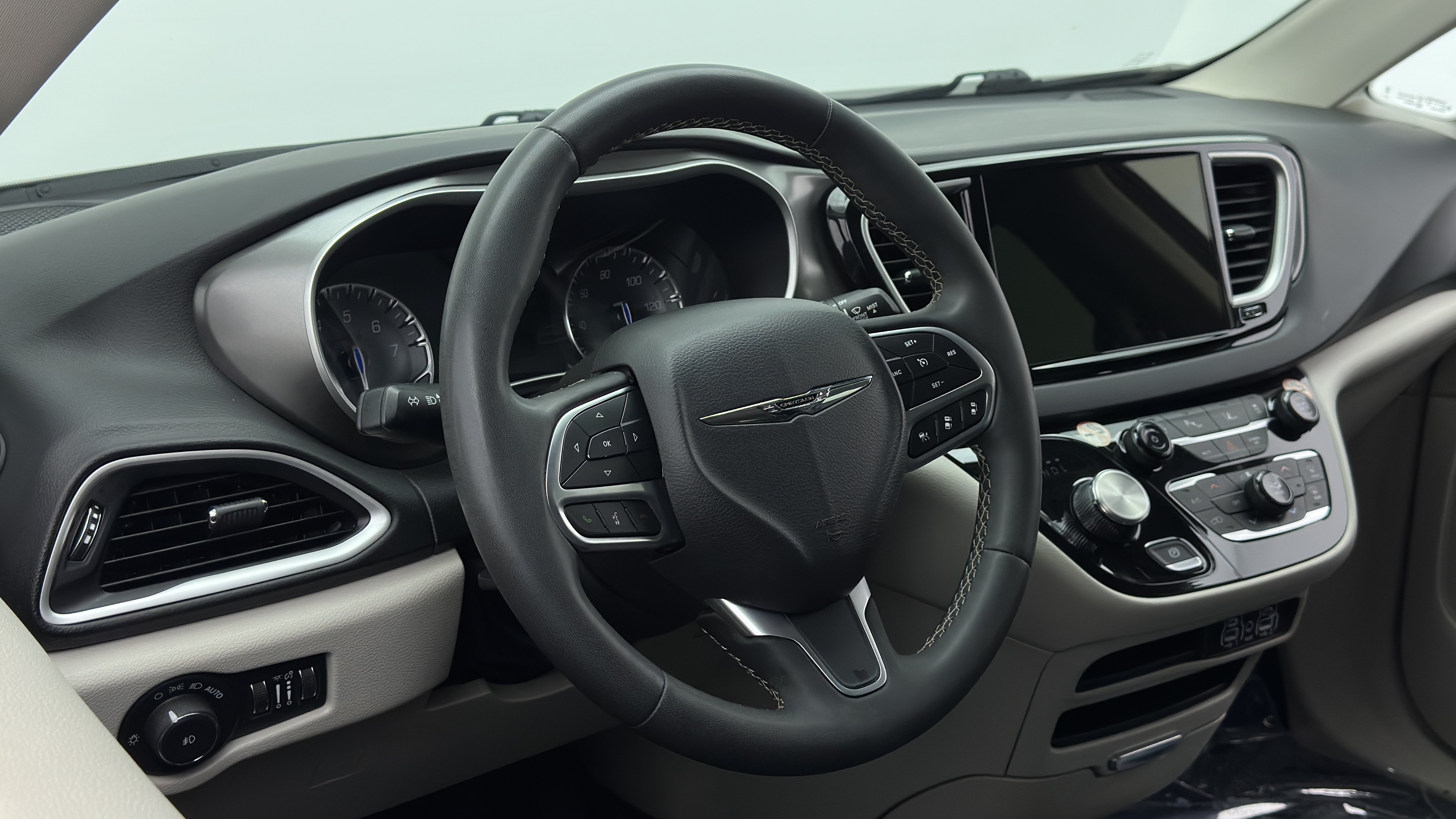 Used 2023 Chrysler Pacifica Touring-L FWD image 8