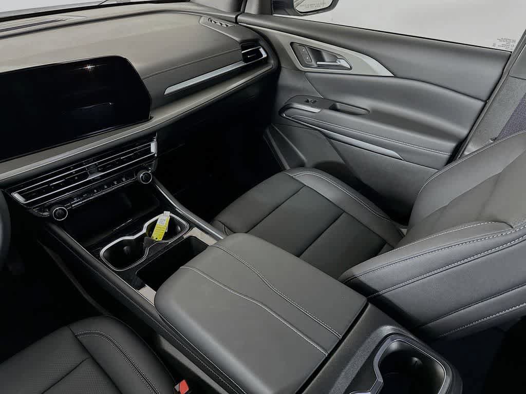 Used 2025 Chevrolet Traverse LT w/ Driver Confidence Package FWD image 11