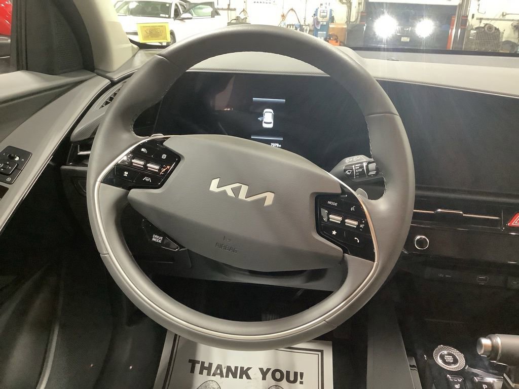 Used 2025 Kia Niro EX image 8