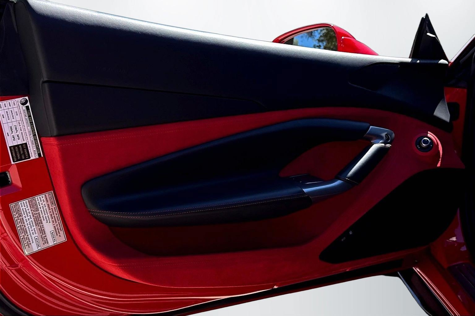 Used 2023 Ferrari F8 Spider RWD image 18