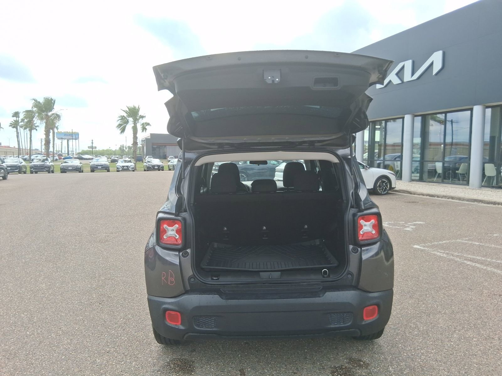 Used 2021 Jeep Renegade Latitude FWD image 6