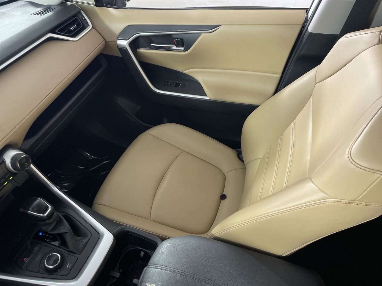 Used 2023 Toyota RAV4 XLE Premium image 22