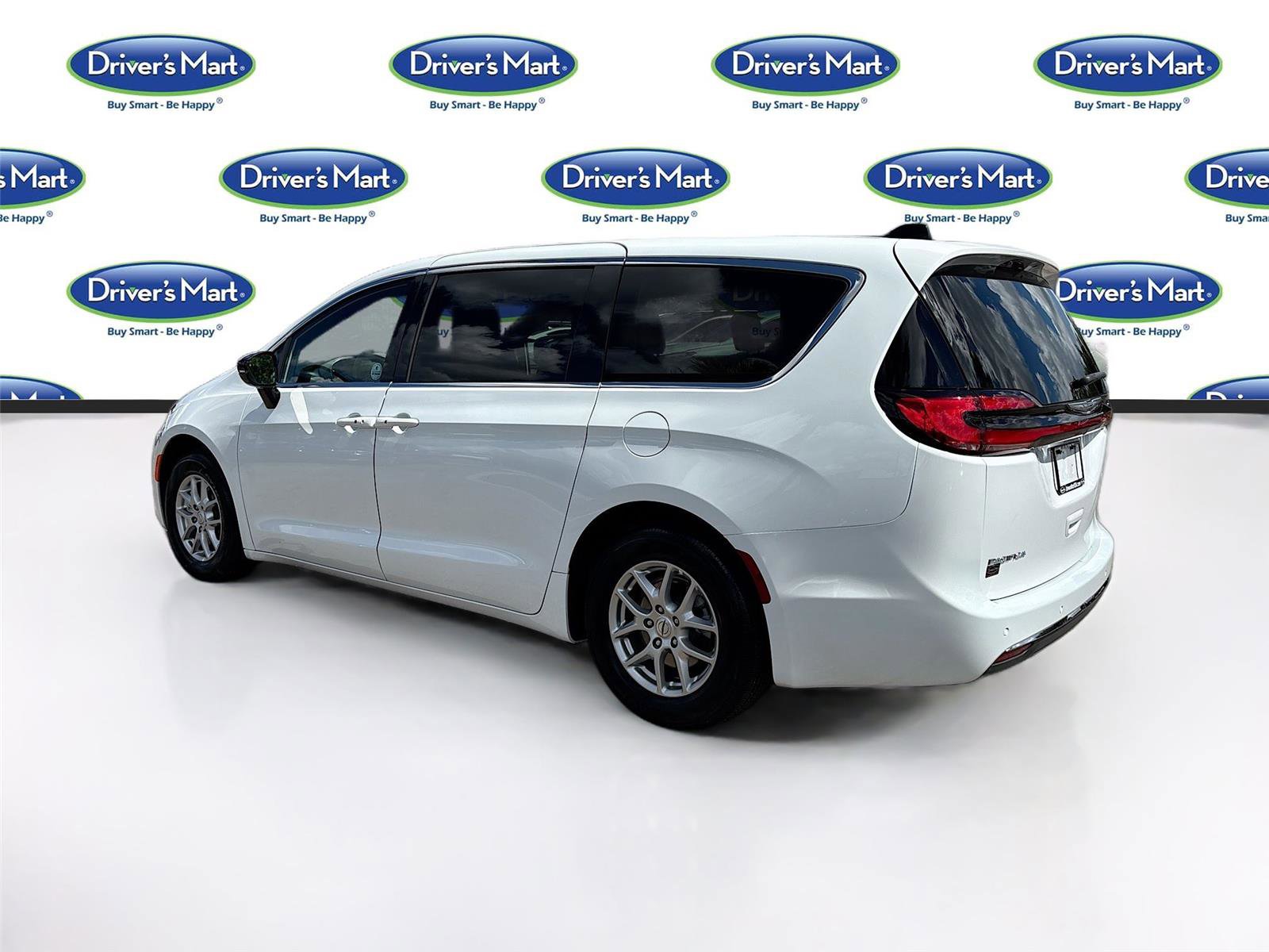 Used 2025 Chrysler Pacifica Select FWD image 5