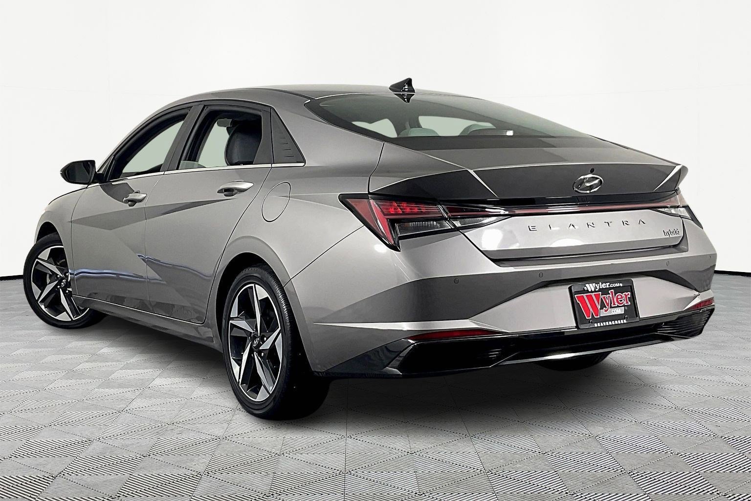 Certified 2022 Hyundai Elantra Limited w/ Preferred Accessory Package image 4