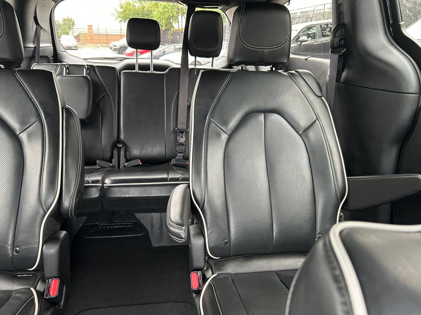 Used 2025 Chrysler Pacifica Limited FWD image 35