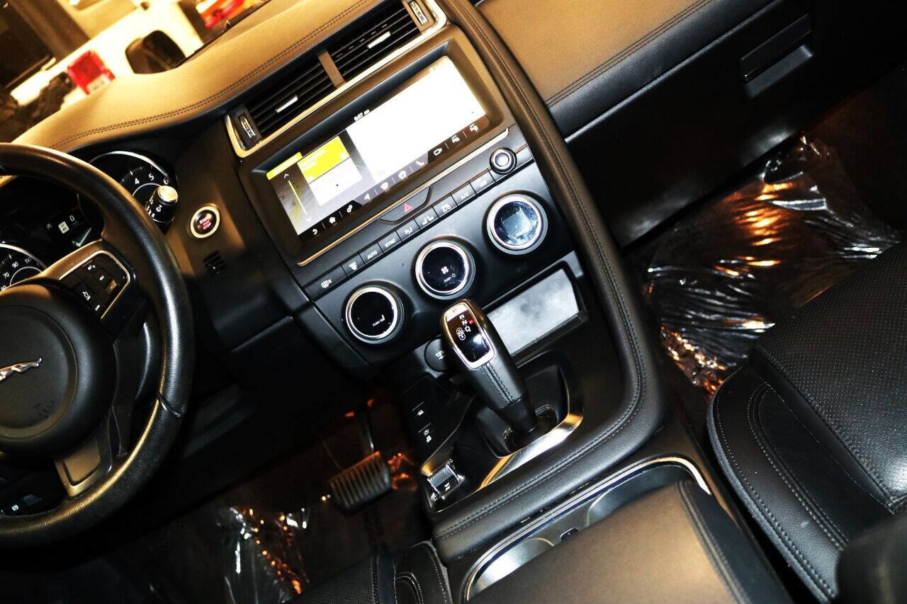 Used 2020 Jaguar E-PACE SE image 23