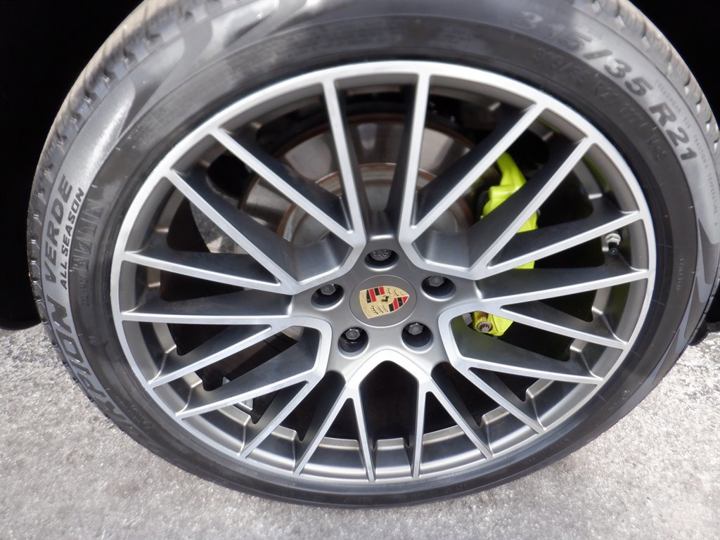 Used 2023 Porsche Cayenne Platinum Edition image 11