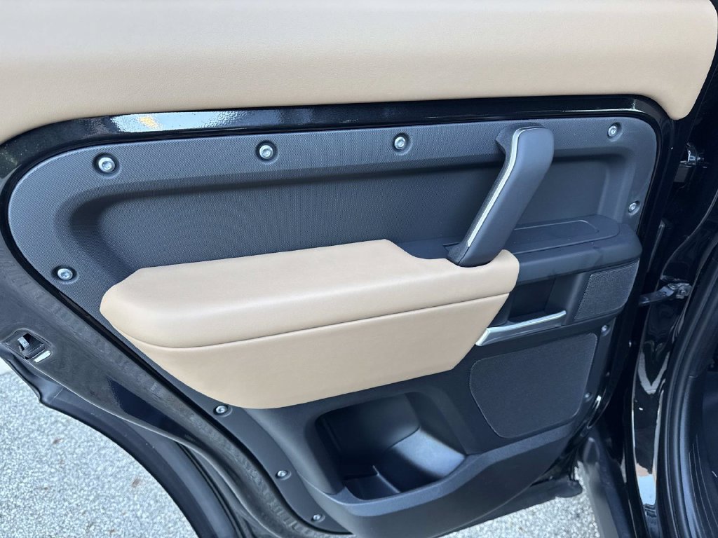 New 2026 Land Rover Defender 110 X-Dynamic SE AWD/4WD image 12