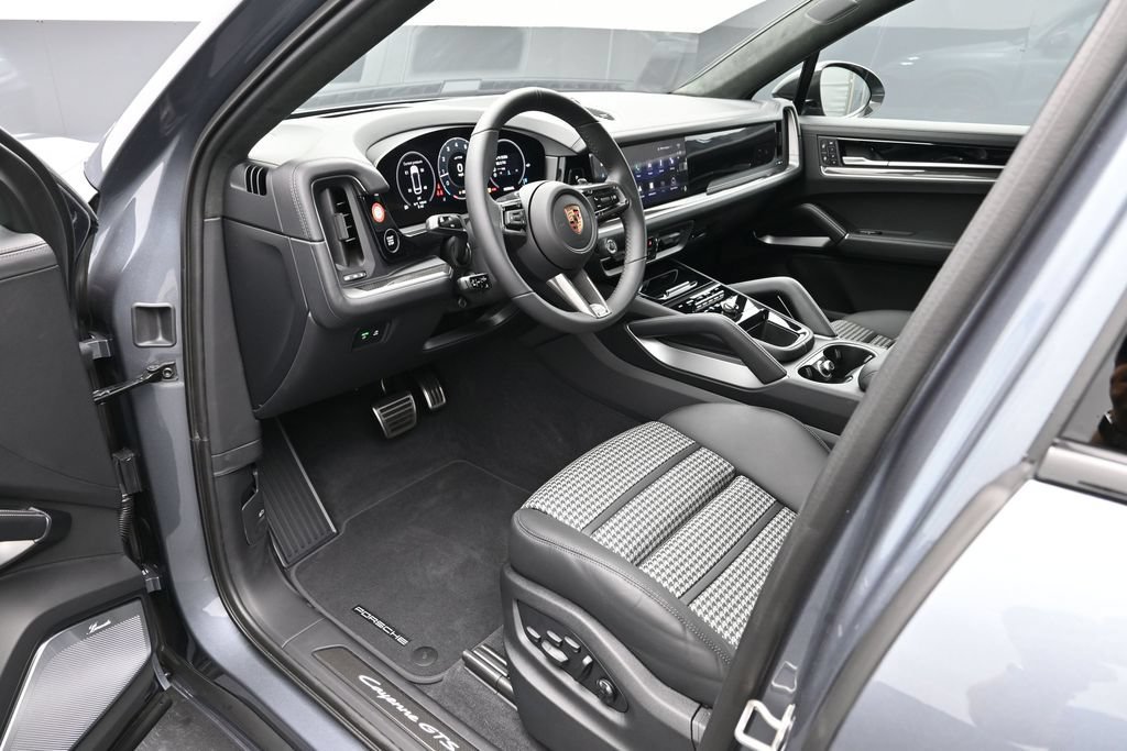Certified 2026 Porsche Cayenne GTS AWD/4WD image 4