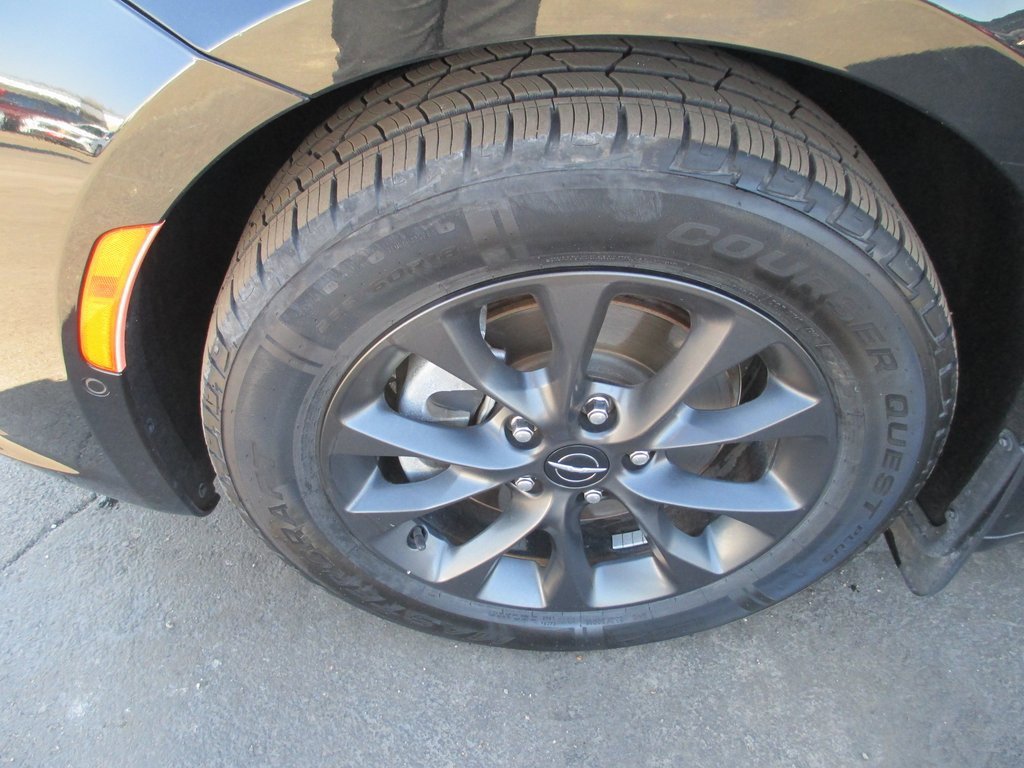 Used 2021 Chrysler Pacifica Touring-L w/ Premium & Safety Sphere Group image 12