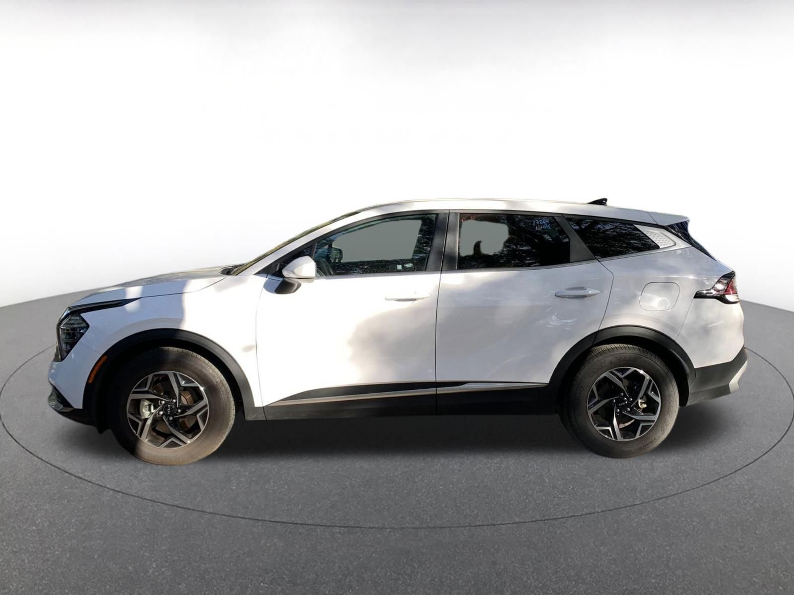 Used 2025 Kia Sportage LX image 4