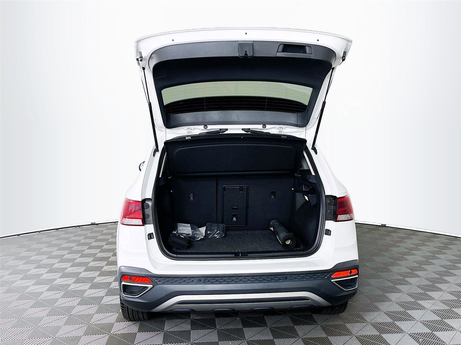 Used 2022 Volkswagen Taos SEL AWD/4WD image 31