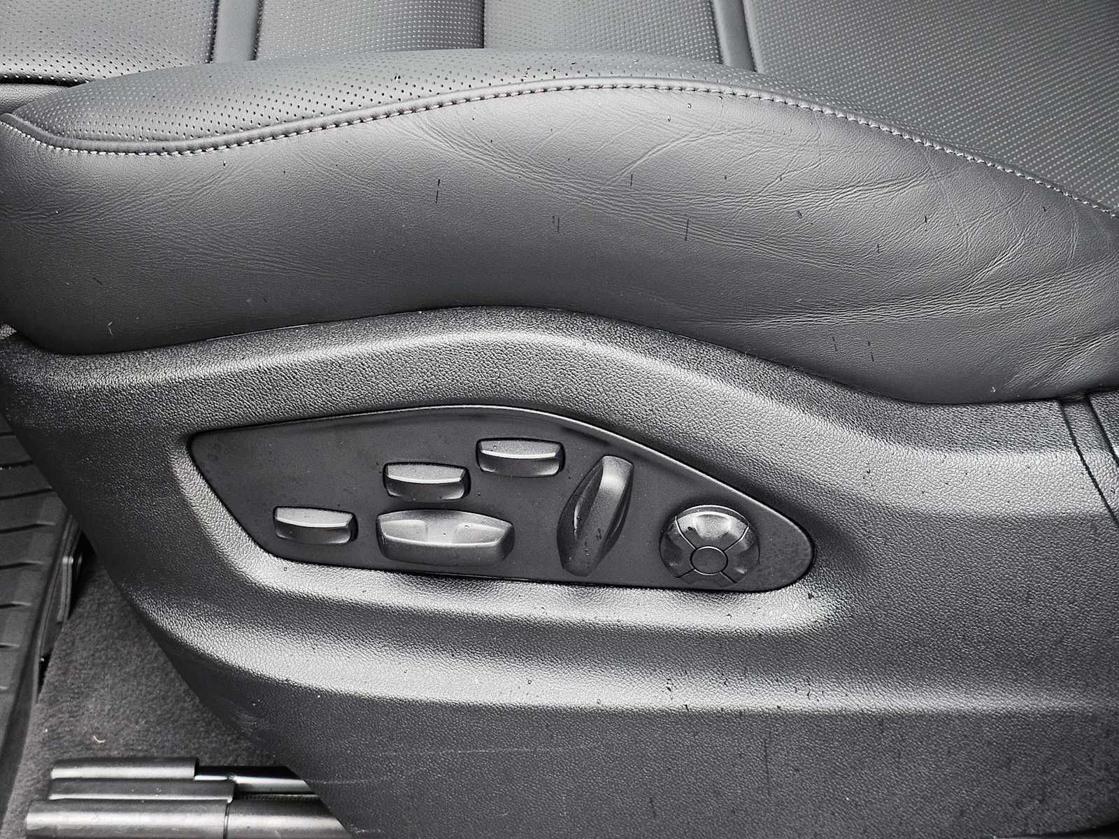 Used 2025 Porsche Cayenne GTS AWD/4WD image 24