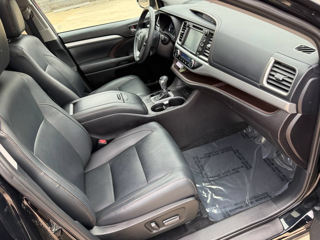 Used 2019 Toyota Highlander XLE AWD/4WD image 22