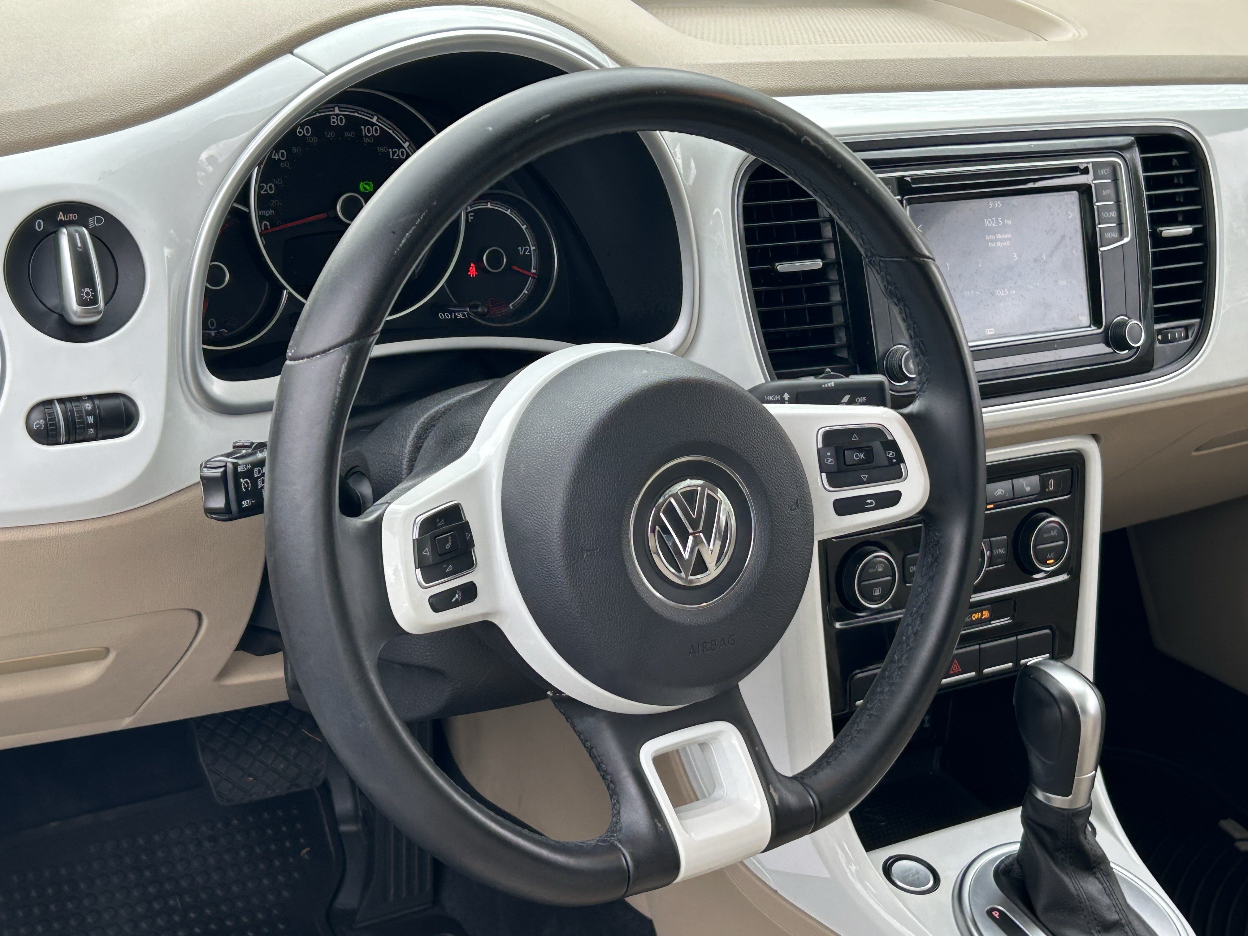 Used 2019 Volkswagen Beetle 2.0T SE FWD image 27