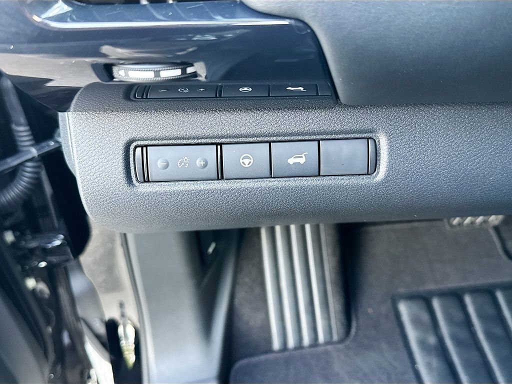 Used 2025 Nissan Pathfinder SV FWD image 26