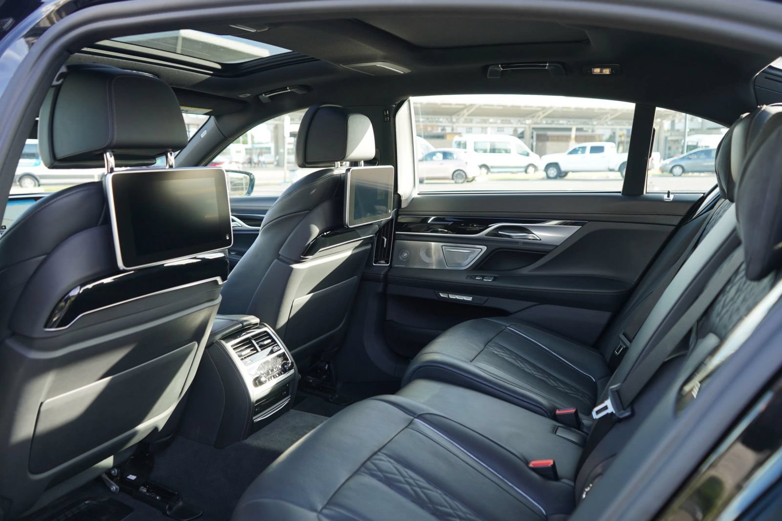 Used 2018 BMW 750i RWD image 19