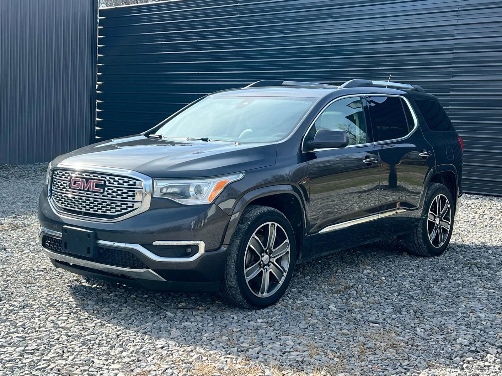 Used 2017 GMC Acadia Denali w/ Technology Package AWD/4WD image 1