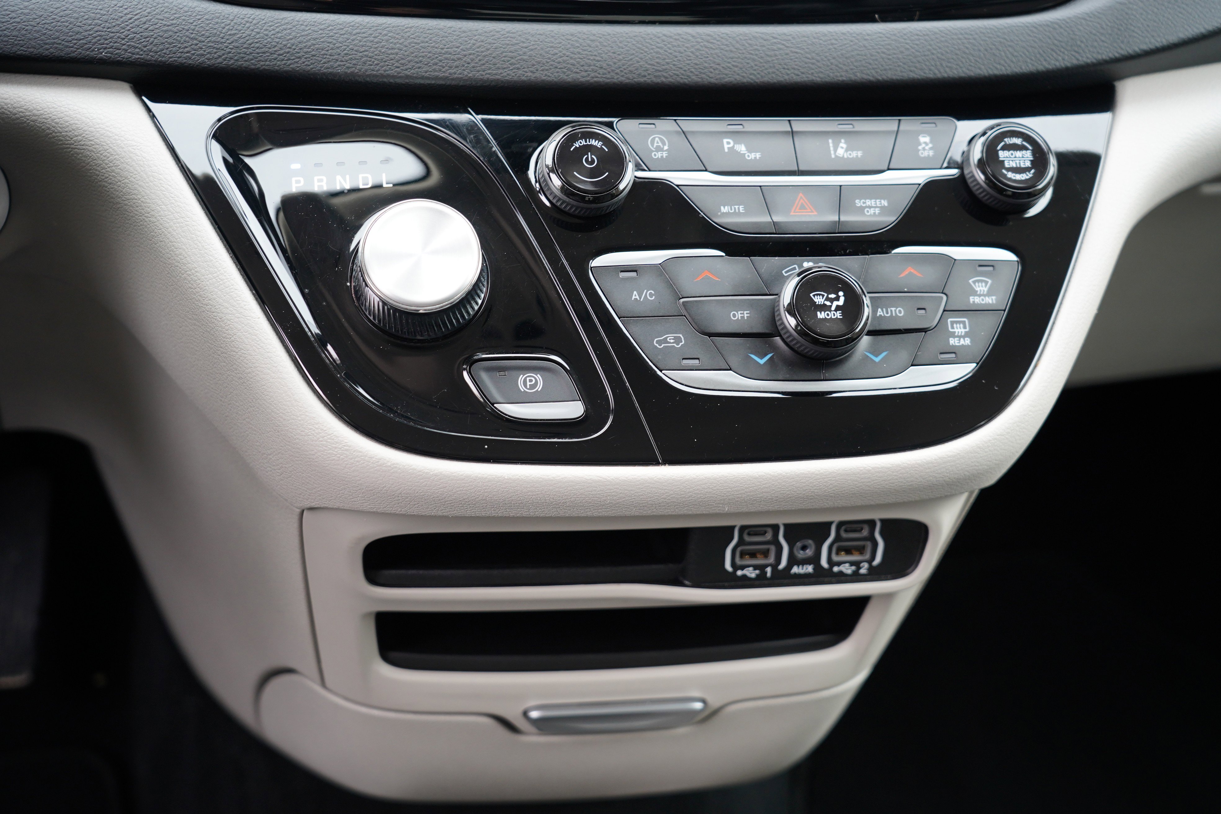 Used 2024 Chrysler Pacifica Touring-L FWD image 28