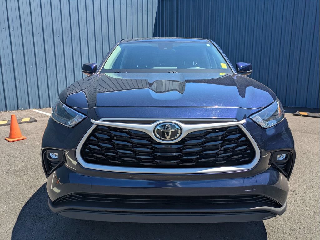 Used 2025 Toyota Highlander LE FWD image 2
