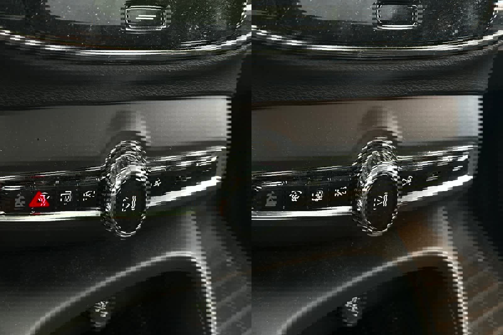 Used 2022 Volvo XC40 P8 Recharge Plus image 22