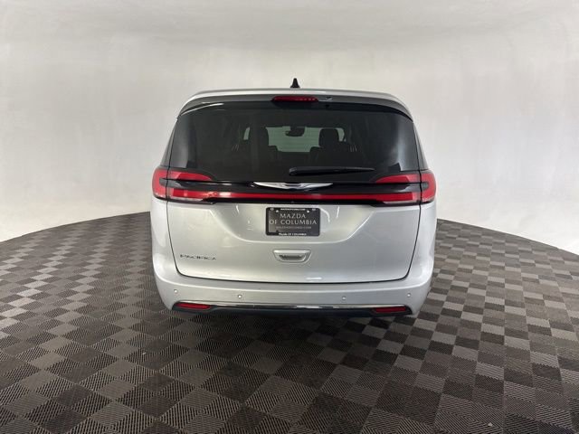 Used 2024 Chrysler Pacifica Touring-L image 6