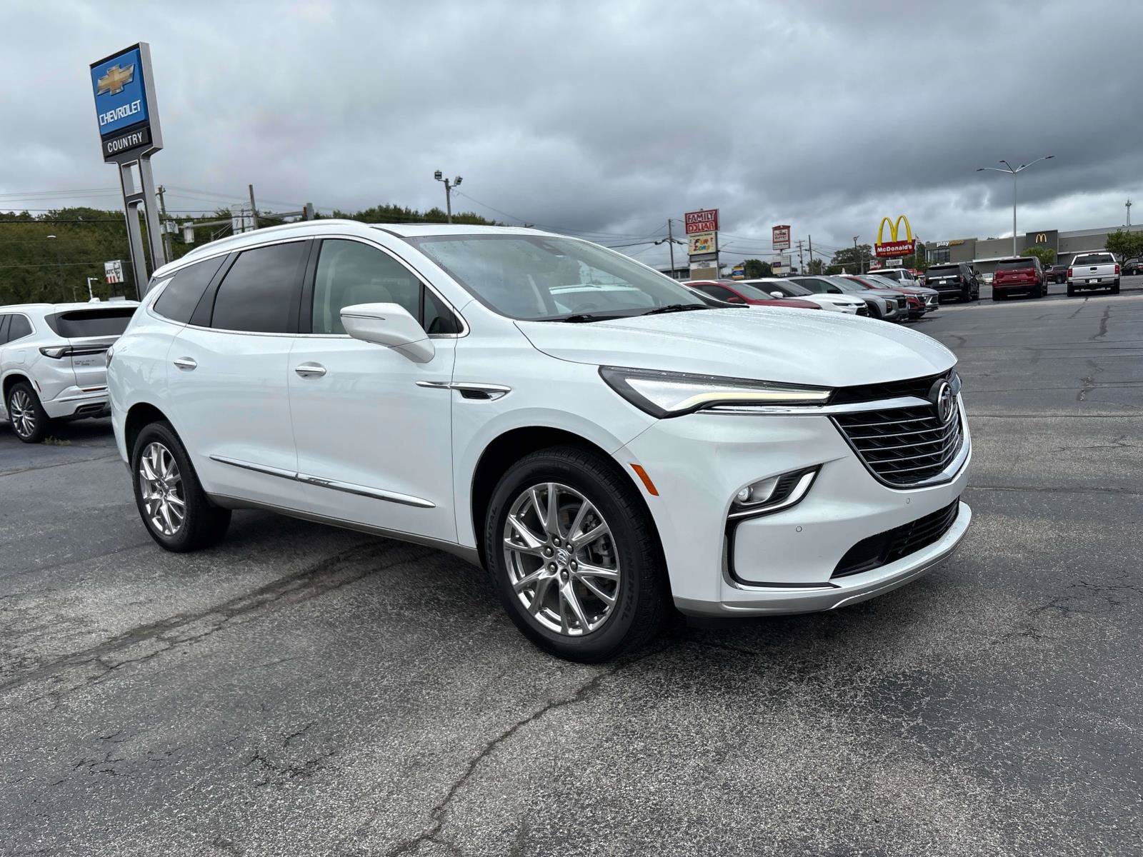 Used 2023 Buick Enclave Essence w/ Experience Buick Package FWD image 6