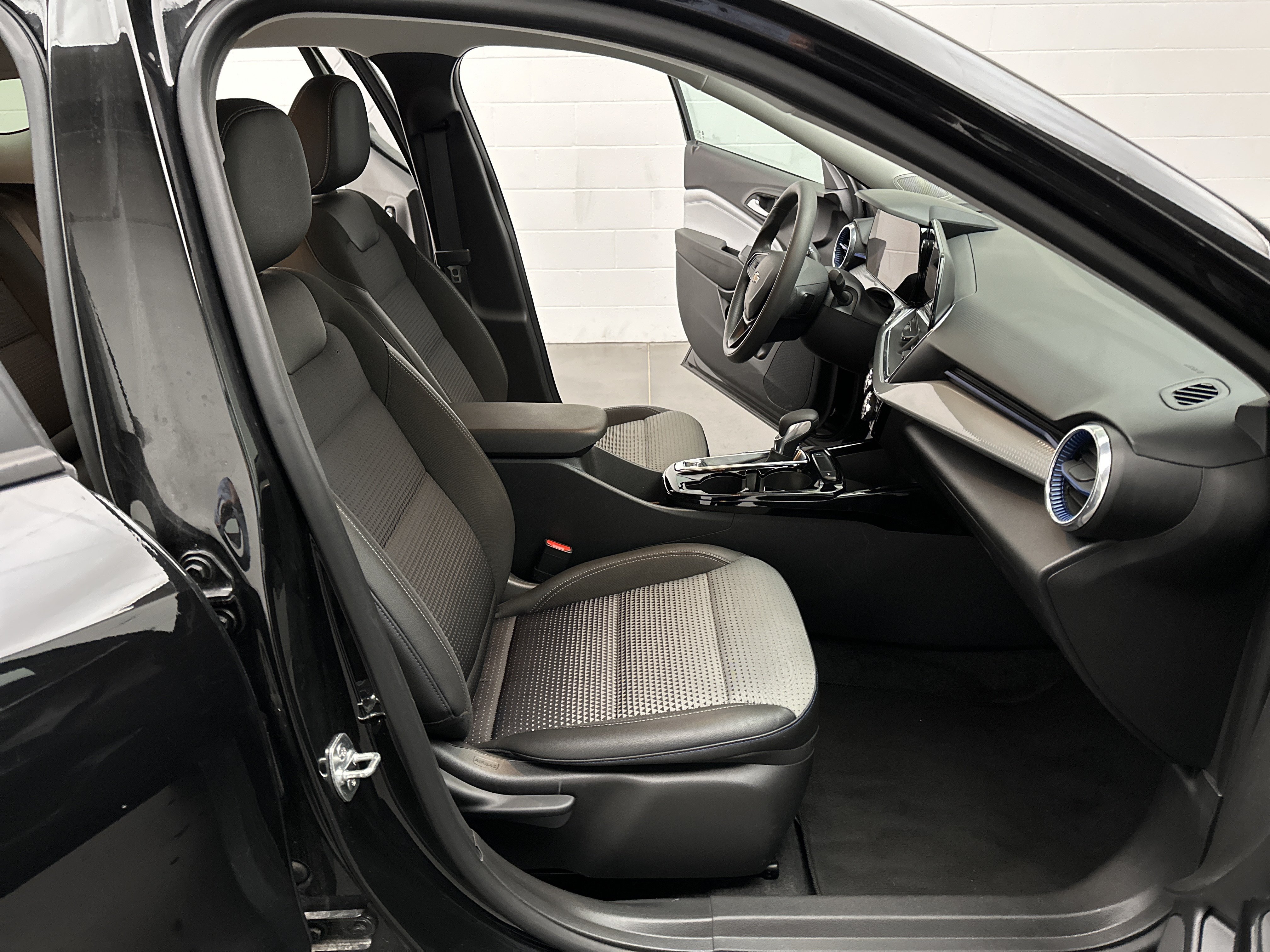 Used 2025 Chevrolet Trax LT FWD image 18