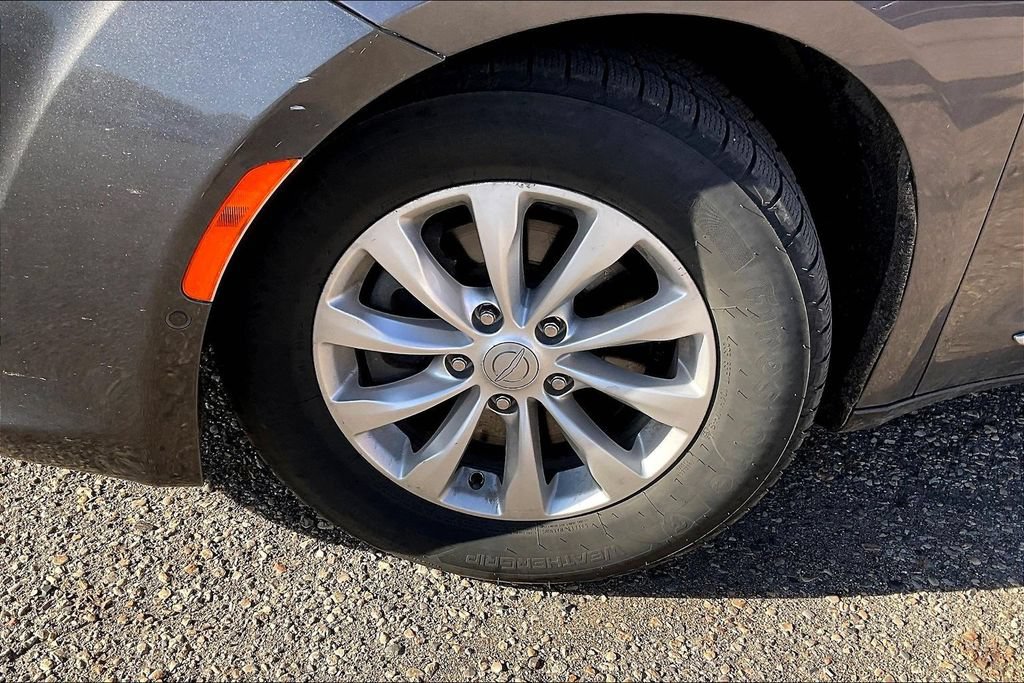 Used 2018 Chrysler Pacifica Touring-L Plus w/ Advanced Safetytec Group FWD image 4