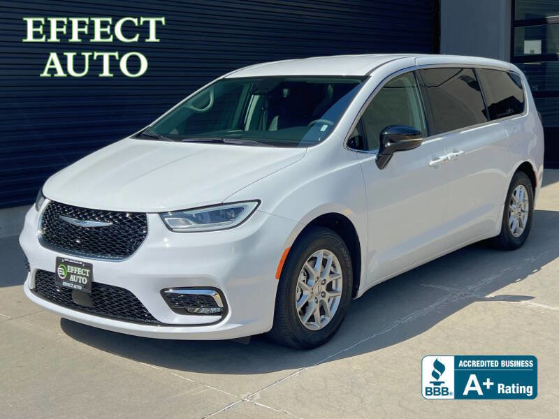 Used 2024 Chrysler Pacifica Touring-L FWD image 1