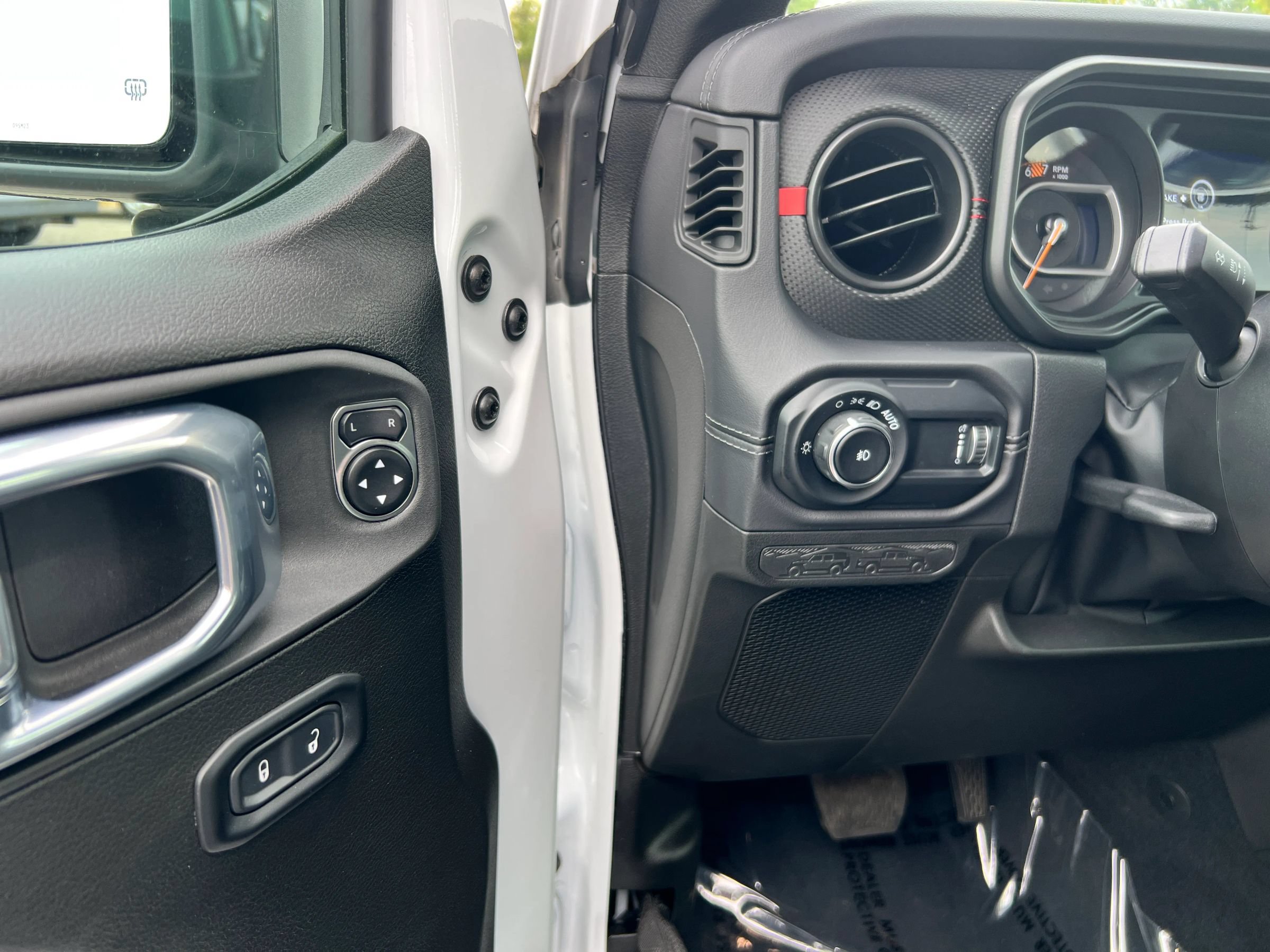 Used 2025 Jeep Wrangler Unlimited Rubicon AWD/4WD image 9