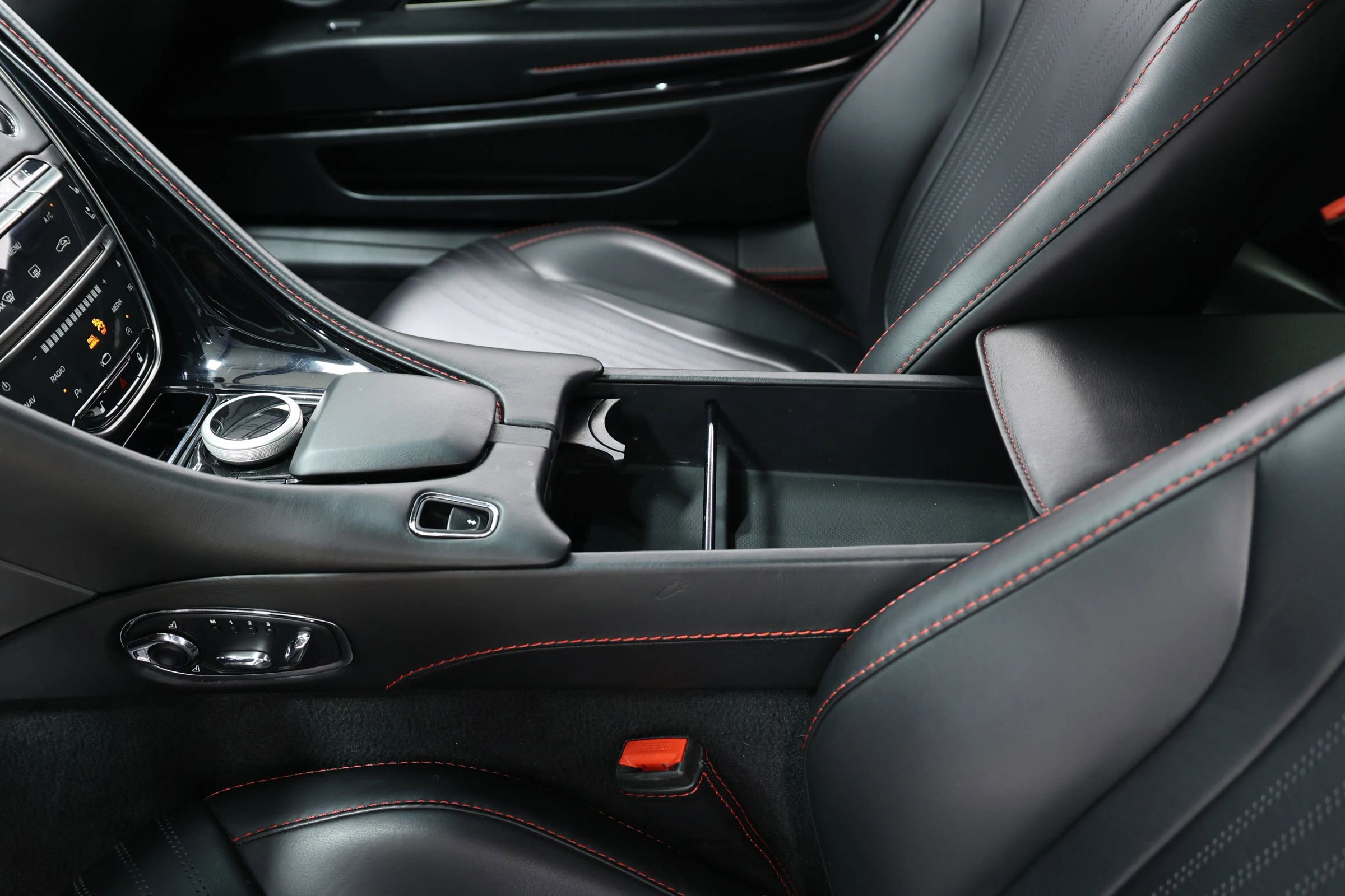 Used 2018 Aston Martin DB11 V12 image 38