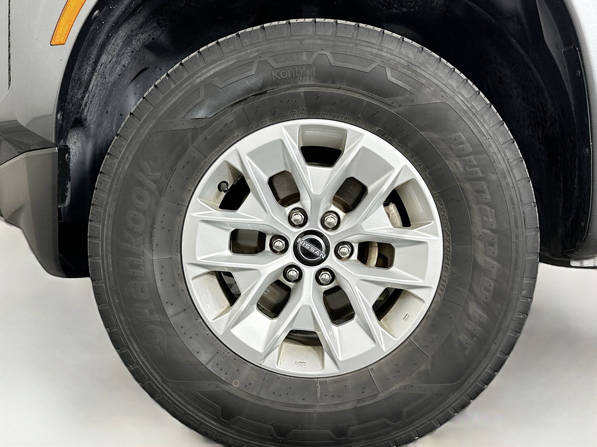 Used 2024 Nissan Frontier SV image 11