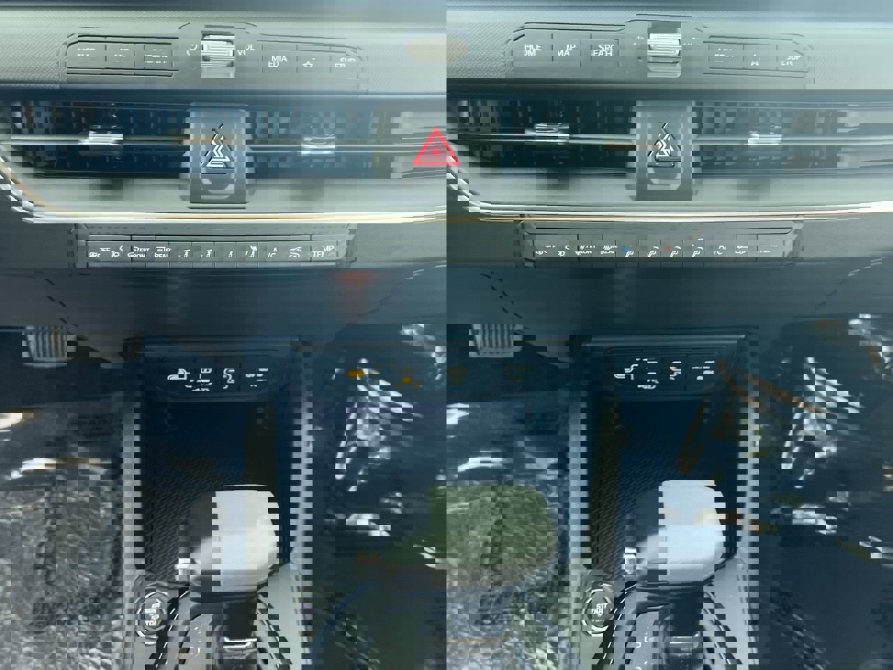 New 2025 Kia K4 LXS image 25