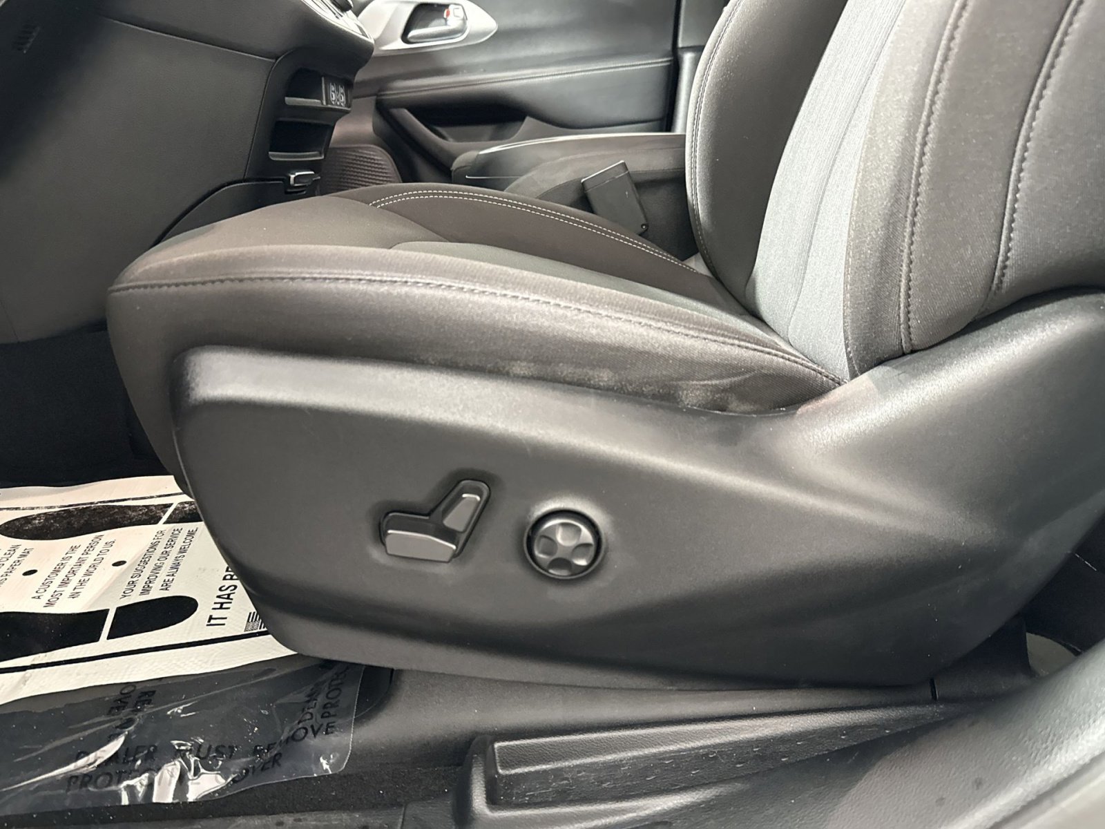 Used 2023 Chrysler Pacifica Touring FWD image 14