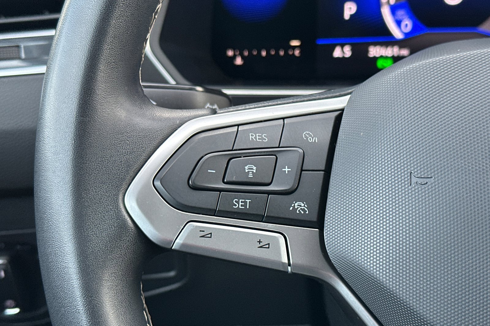 Used 2022 Volkswagen Tiguan SE image 27