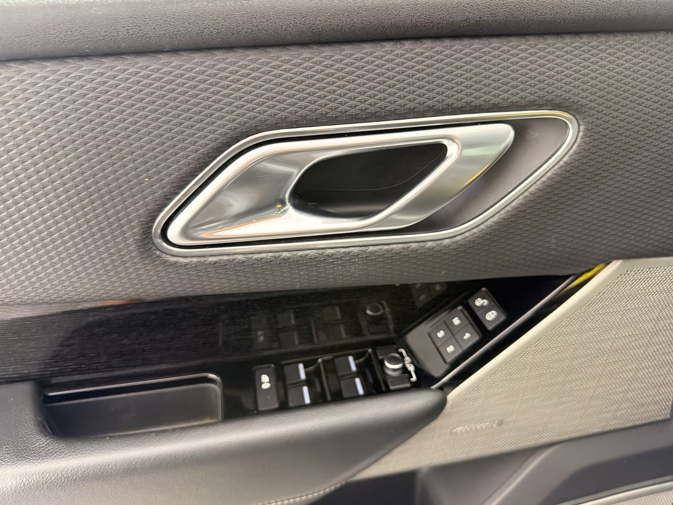 Used 2019 Land Rover Range Rover Velar R-Dynamic SE AWD/4WD image 12