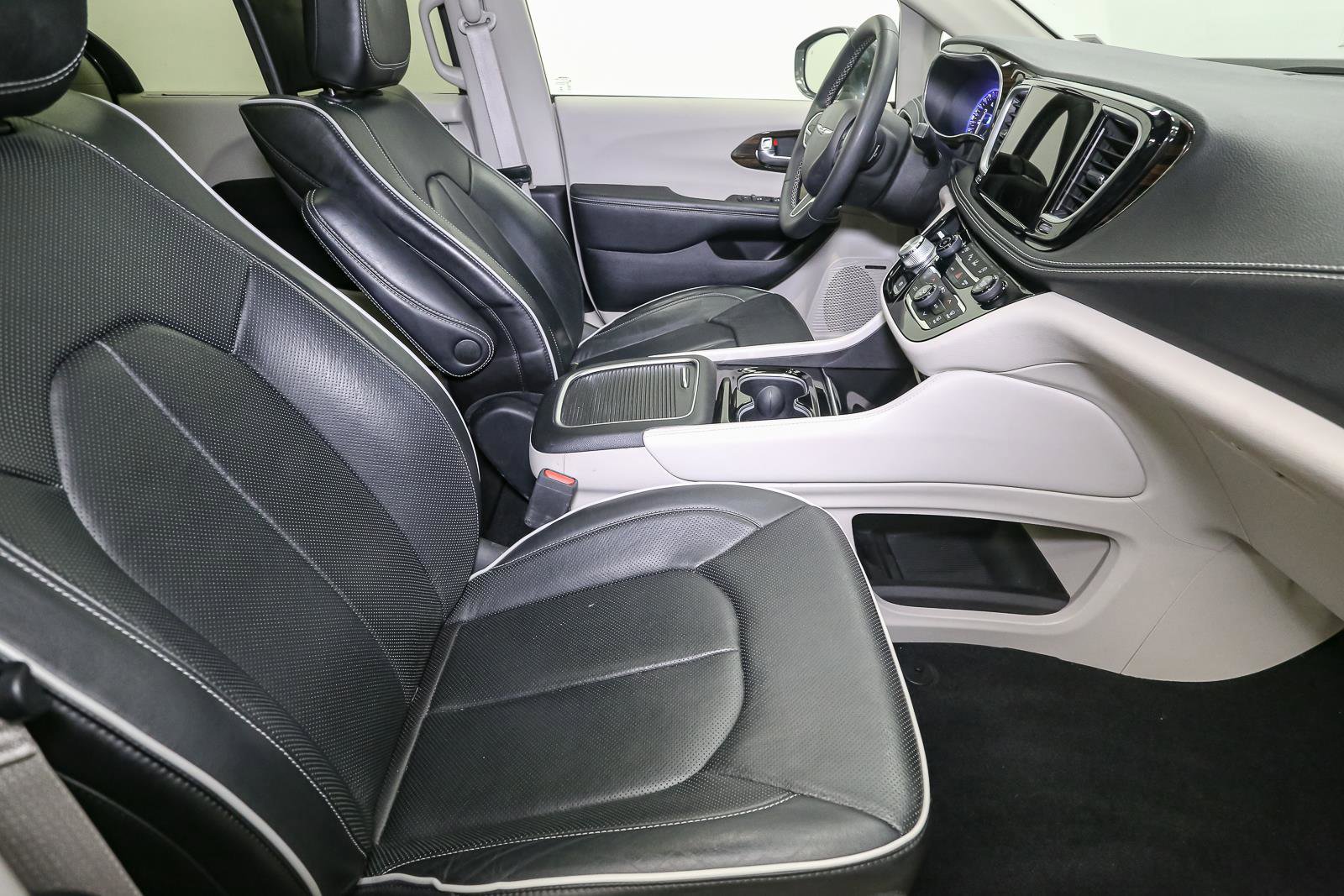 Used 2022 Chrysler Pacifica Limited w/ Uconnect Theater Family Group AWD/4WD image 21