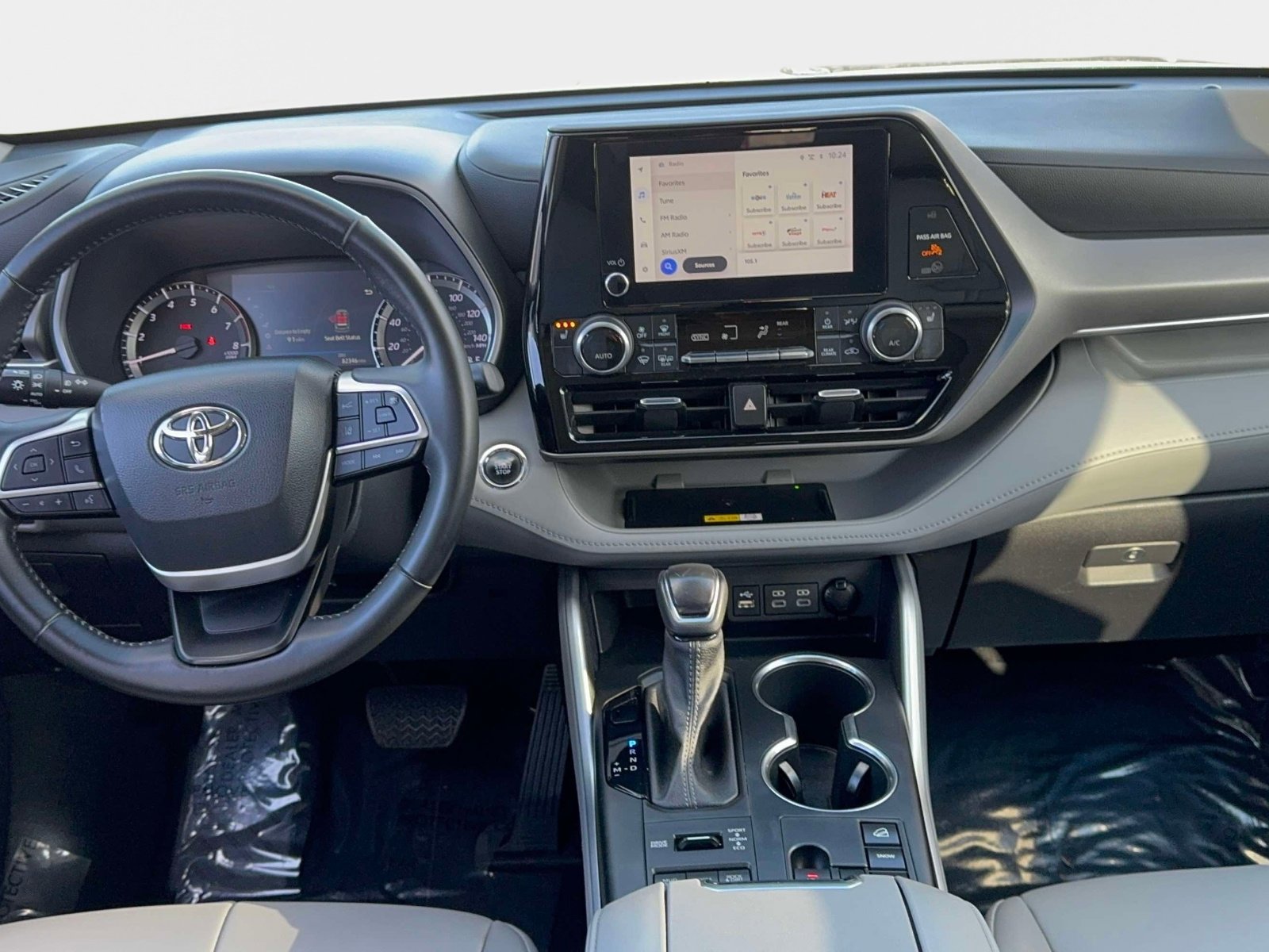 Used 2023 Toyota Highlander XLE image 11