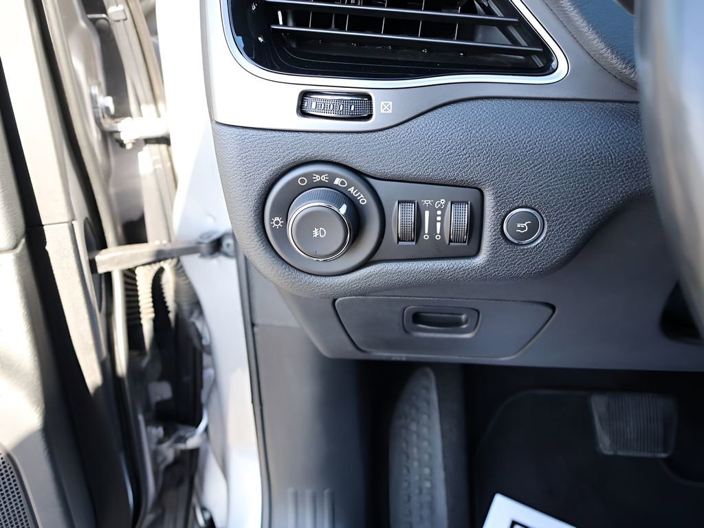 Used 2020 Jeep Cherokee Limited image 36