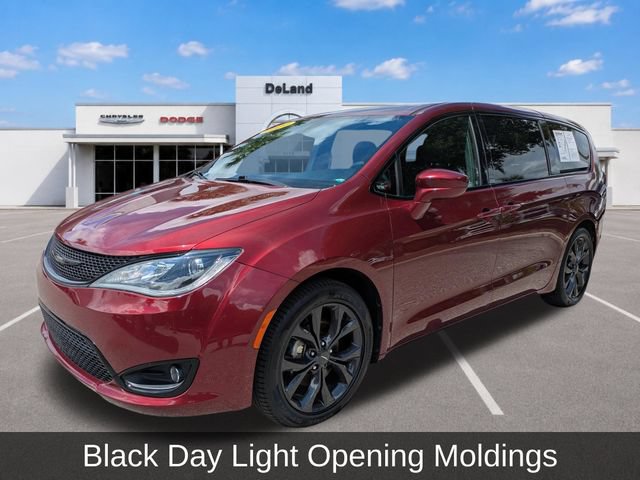 Used 2020 Chrysler Pacifica Touring w/ S Appearance Package FWD image 10