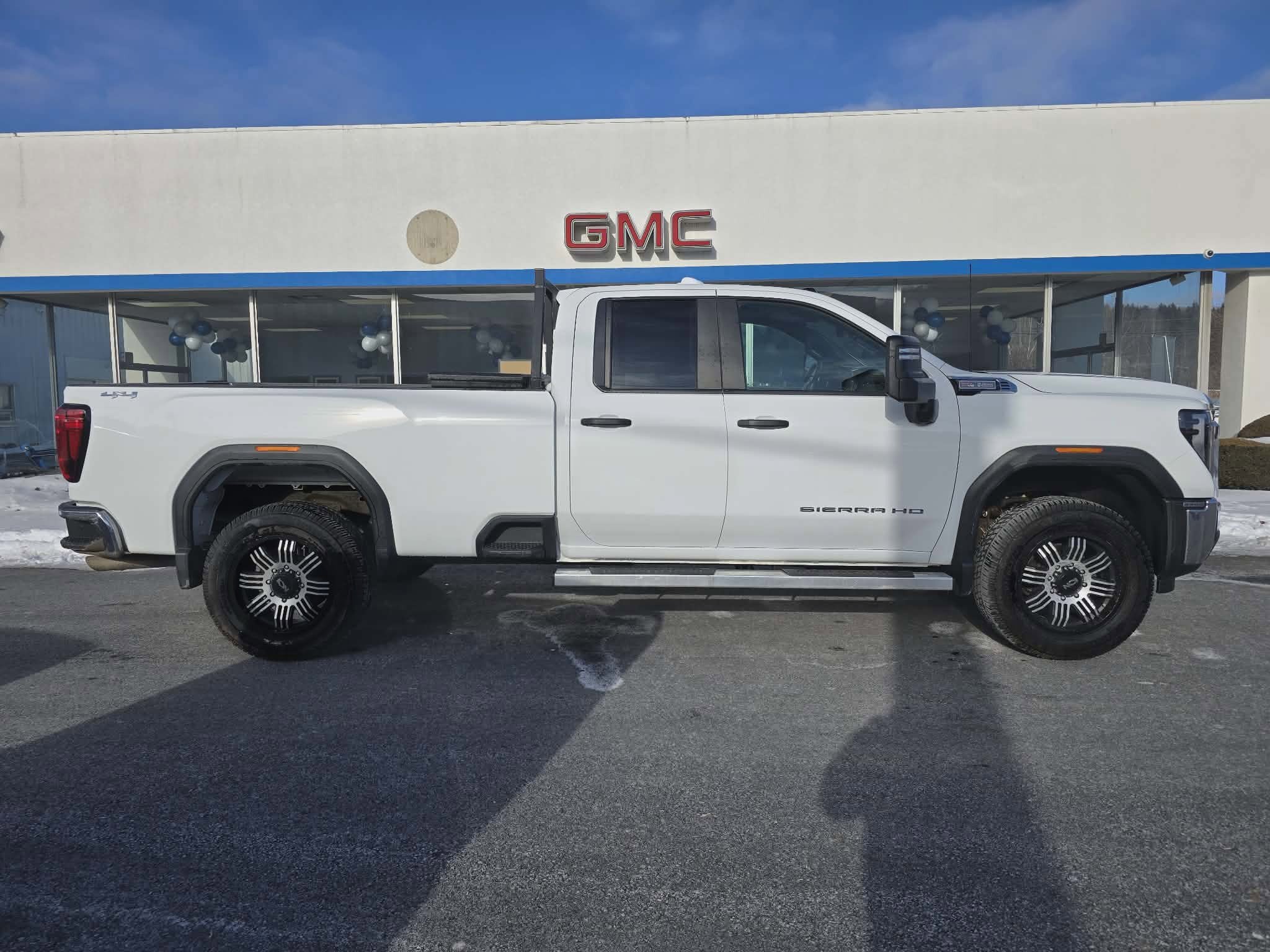 Used 2024 GMC Sierra 2500 Pro w/ Convenience Package image 2