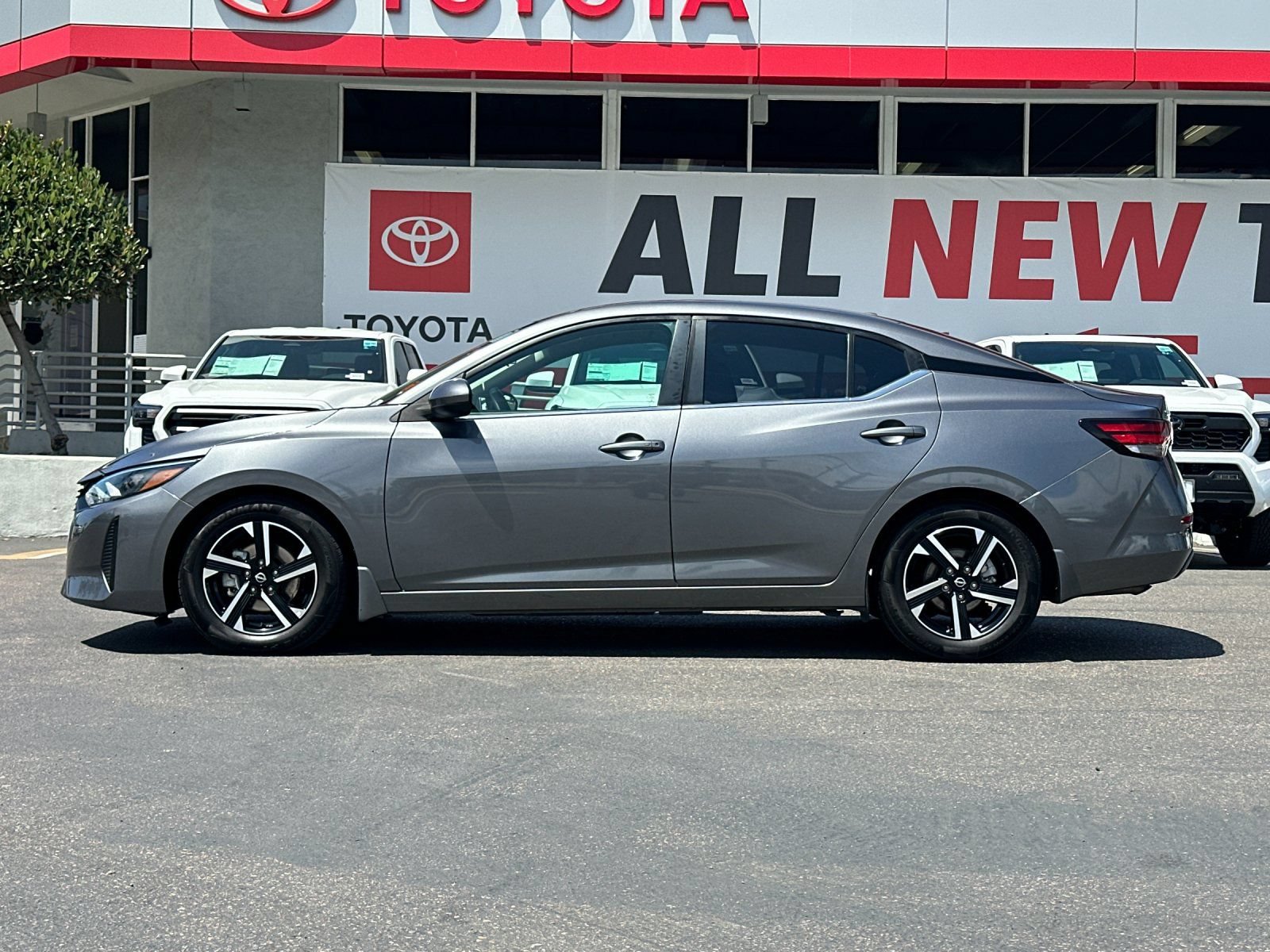 Used 2025 Nissan Sentra SV FWD image 2