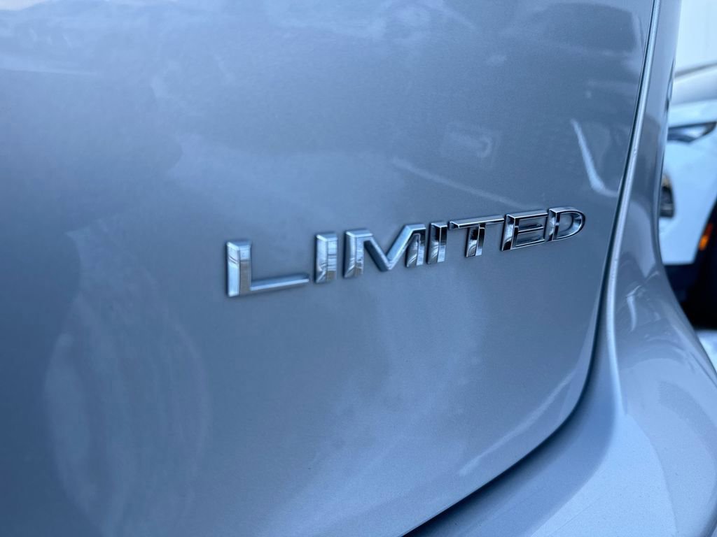 Used 2024 Chrysler Pacifica Limited image 32