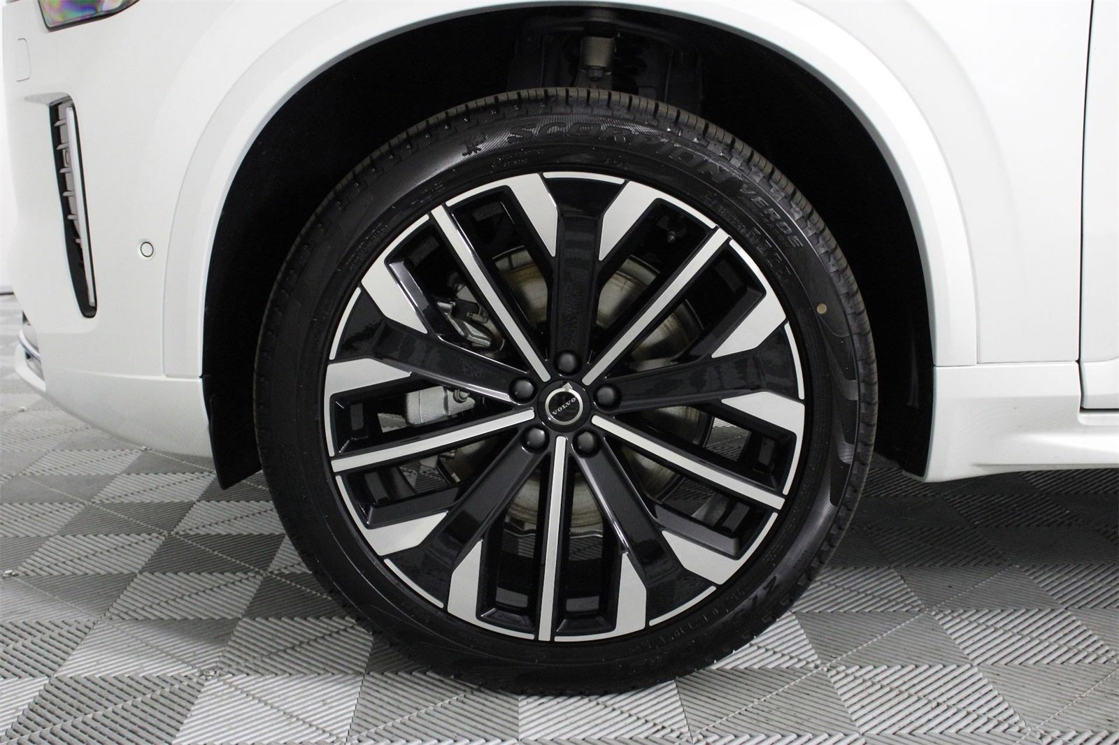 New 2025 Volvo XC90 B6 Plus image 13