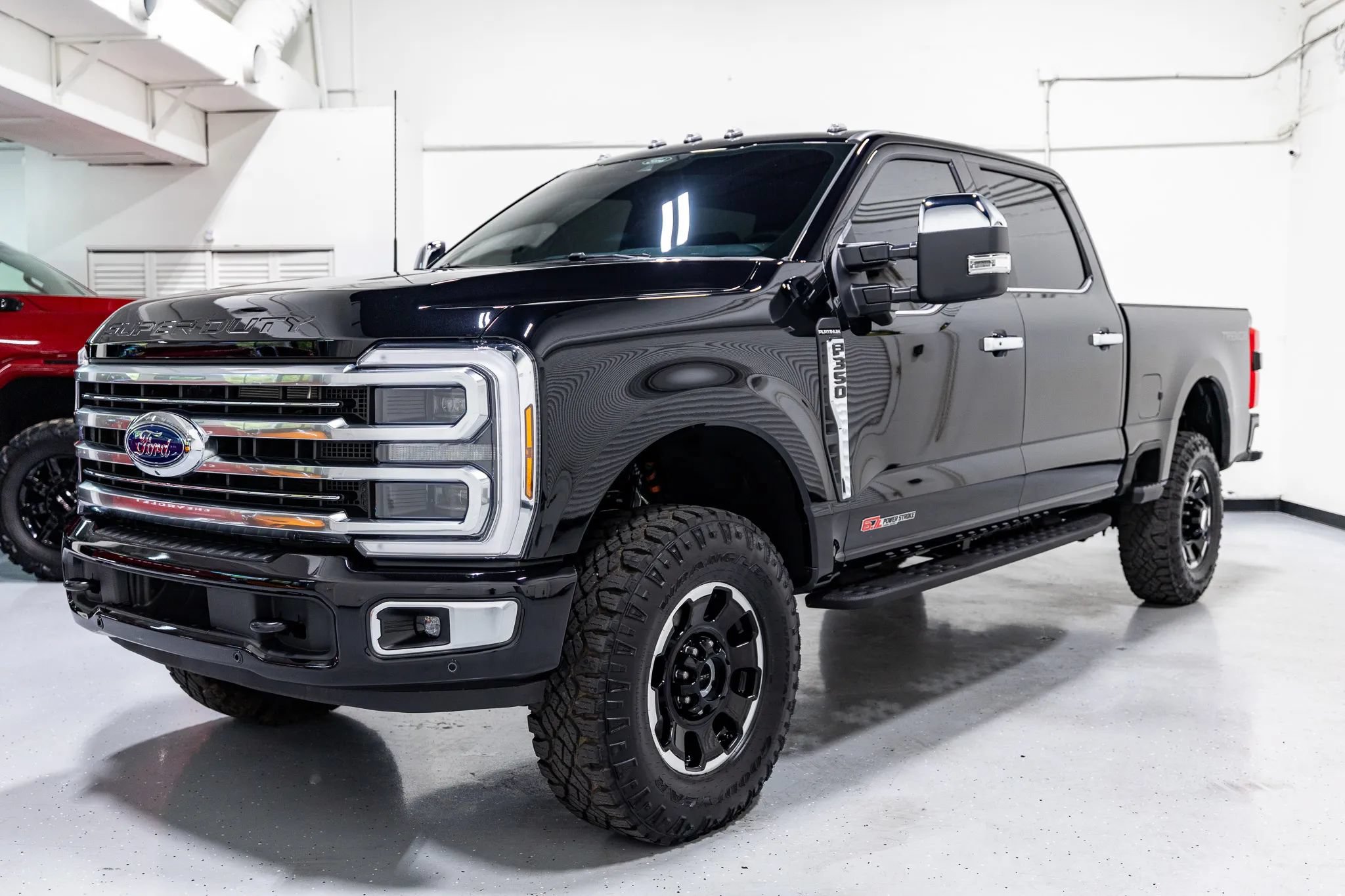 Used 2025 Ford F350 Platinum w/ Platinum Plus Package AWD/4WD image 2
