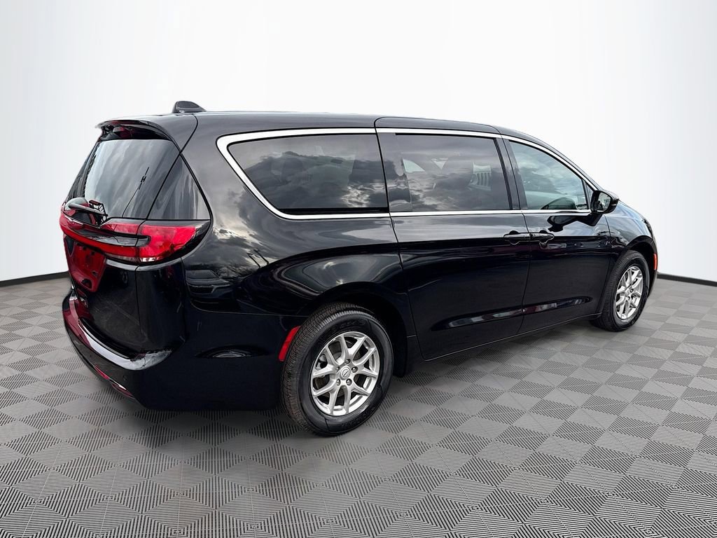 Used 2026 Chrysler Pacifica Select image 6