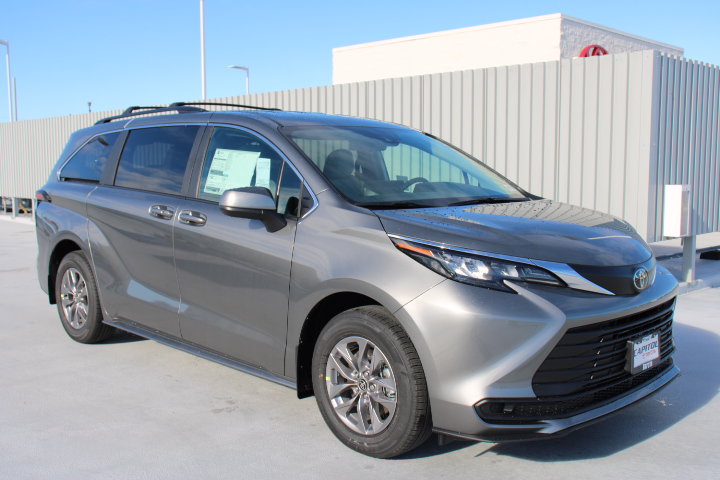 New 2026 Toyota Sienna LE FWD image 2